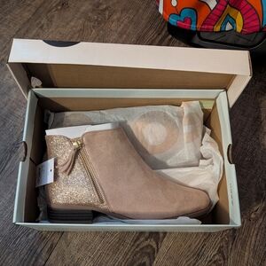 NWT SO Rose Gold Taryn Ankle Boots. Girls Size 6